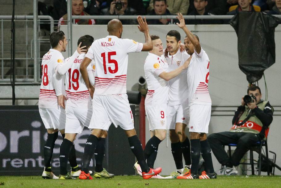 Il Siviglia festeggia dopo il gol di Vitolo che ha portato in vantaggio i suoi dopo 6&#39;. REUTERS